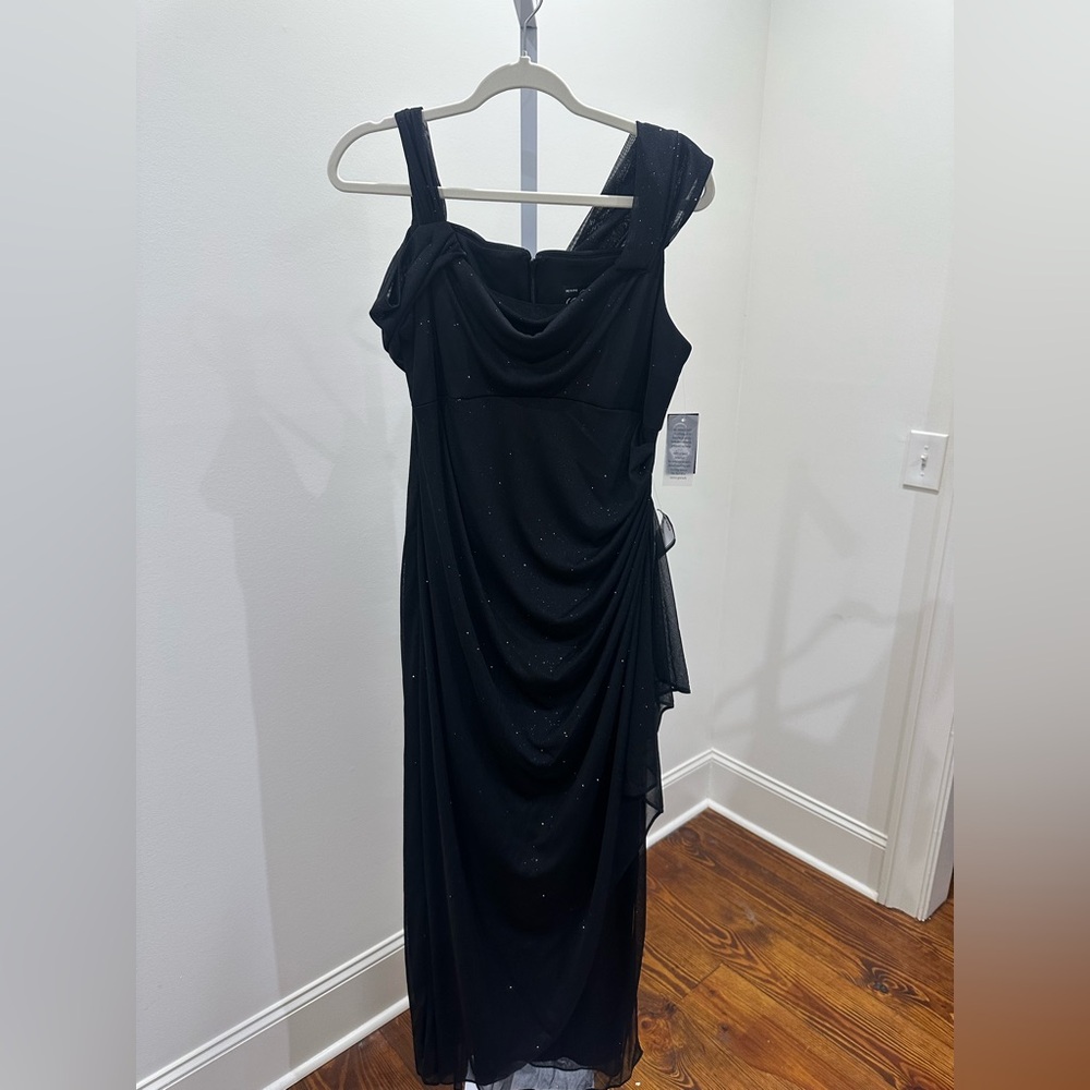 Elegant Black Evening Gown - Picture 4 of 9